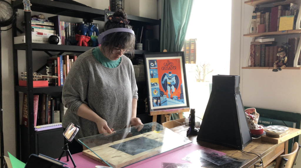 Exposition du papier à l'aide d'une lampe à UV