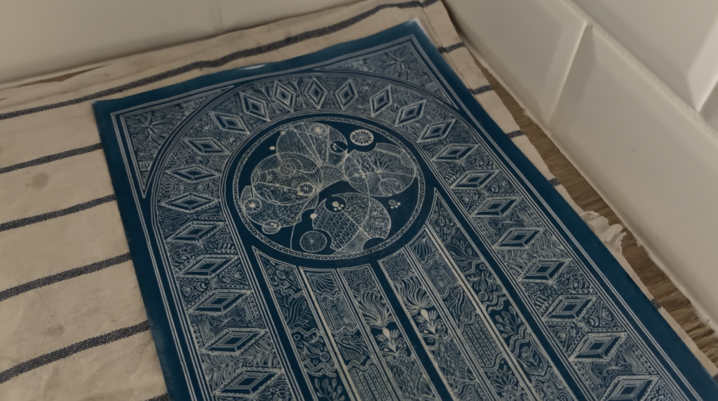 Séchage du papier à plat sur un torchon en coton